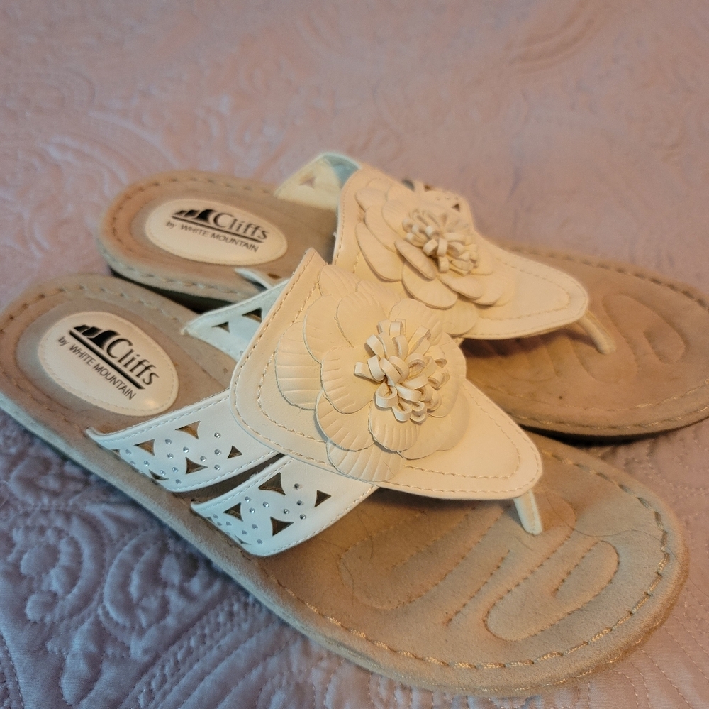 💥Cliffs by White Mountain white thong sandals